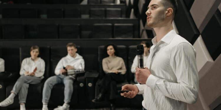 pexels-pavel-danilyuk-étudiant qui passe un jury pour ses études-Comment s’entrainer pour passer un jury durant ses études ?