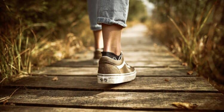 pexels-pripicart-étudiante qui marche - Pourquoi une promenade quotidienne va te faire réussir tes examens