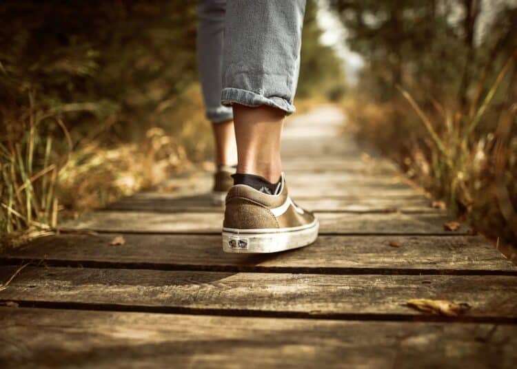 pexels-pripicart-étudiante qui marche - Pourquoi une promenade quotidienne va te faire réussir tes examens