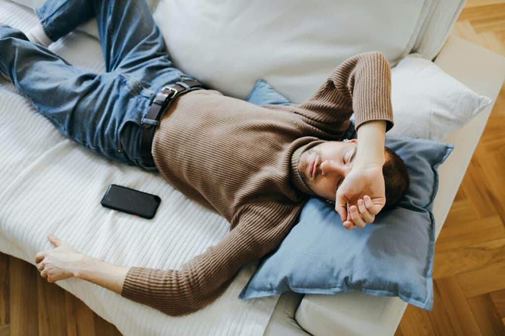 pexels-ron-lach-étudiant qui dort sur un canapé-Les 6 endroits préférés des étudiants pour taper une sieste