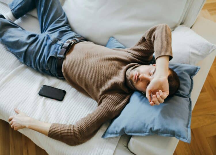 pexels-ron-lach-étudiant qui dort sur un canapé-Les 6 endroits préférés des étudiants pour taper une sieste
