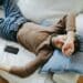 pexels-ron-lach-étudiant qui dort sur un canapé-Les 6 endroits préférés des étudiants pour taper une sieste