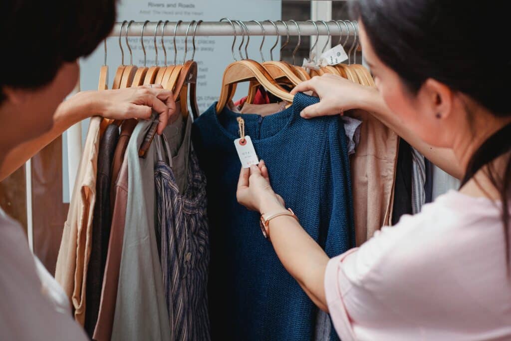 pexels-sam-lion-deux étudiantes qui regarde un vêtement dans un magasin de fast-fashion-4 raisons d'éviter la fast-fashion même si on est étudiant