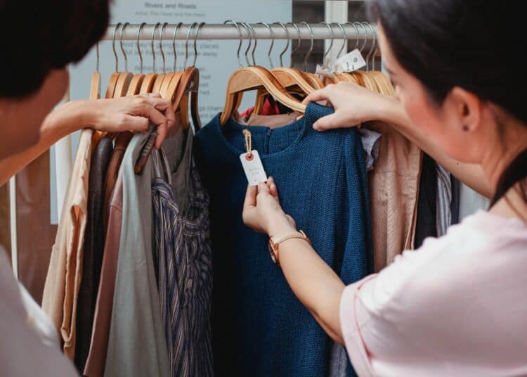 pexels-sam-lion-deux étudiantes qui regarde un vêtement dans un magasin de fast-fashion-4 raisons d'éviter la fast-fashion même si on est étudiant