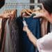 pexels-sam-lion-deux étudiantes qui regarde un vêtement dans un magasin de fast-fashion-4 raisons d'éviter la fast-fashion même si on est étudiant