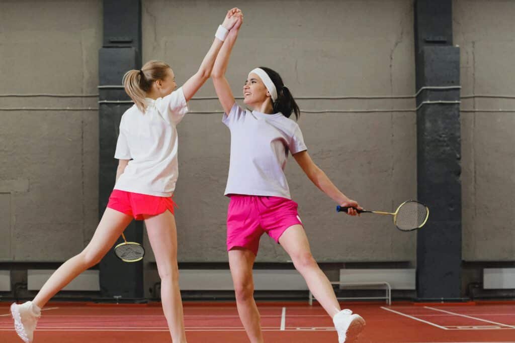 pexels-shvets-production-étudiats qui font du badminton à deux-Pourquoi faire du sport à deux est la meilleure façon de se motiver ?