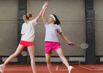pexels-shvets-production-étudiats qui font du badminton à deux-Pourquoi faire du sport à deux est la meilleure façon de se motiver ?