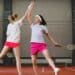 pexels-shvets-production-étudiats qui font du badminton à deux-Pourquoi faire du sport à deux est la meilleure façon de se motiver ?
