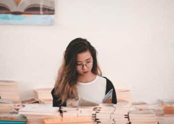 pexels-streetwindy - étudiante qui lit - Comment utiliser la technique Pomodoro