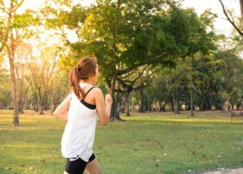 pexels-tirachard-kumtanom-étudiante qui court dans un parc-7 accessoires à avoir si tu veux te lancer dans la course à pied