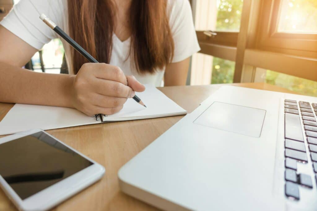 pexels-tirachard-kumtanom-étudiante qui écrit dans un carnet-Pourquoi faut-il dédramatiser les réorientations quand on est étudiant ?