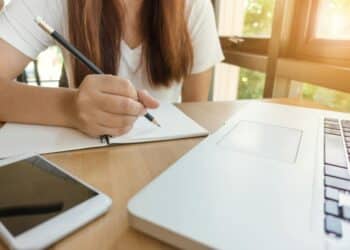 pexels-tirachard-kumtanom-étudiante qui écrit dans un carnet-Pourquoi faut-il dédramatiser les réorientations quand on est étudiant ?