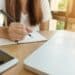 pexels-tirachard-kumtanom-étudiante qui écrit dans un carnet-Pourquoi faut-il dédramatiser les réorientations quand on est étudiant ?