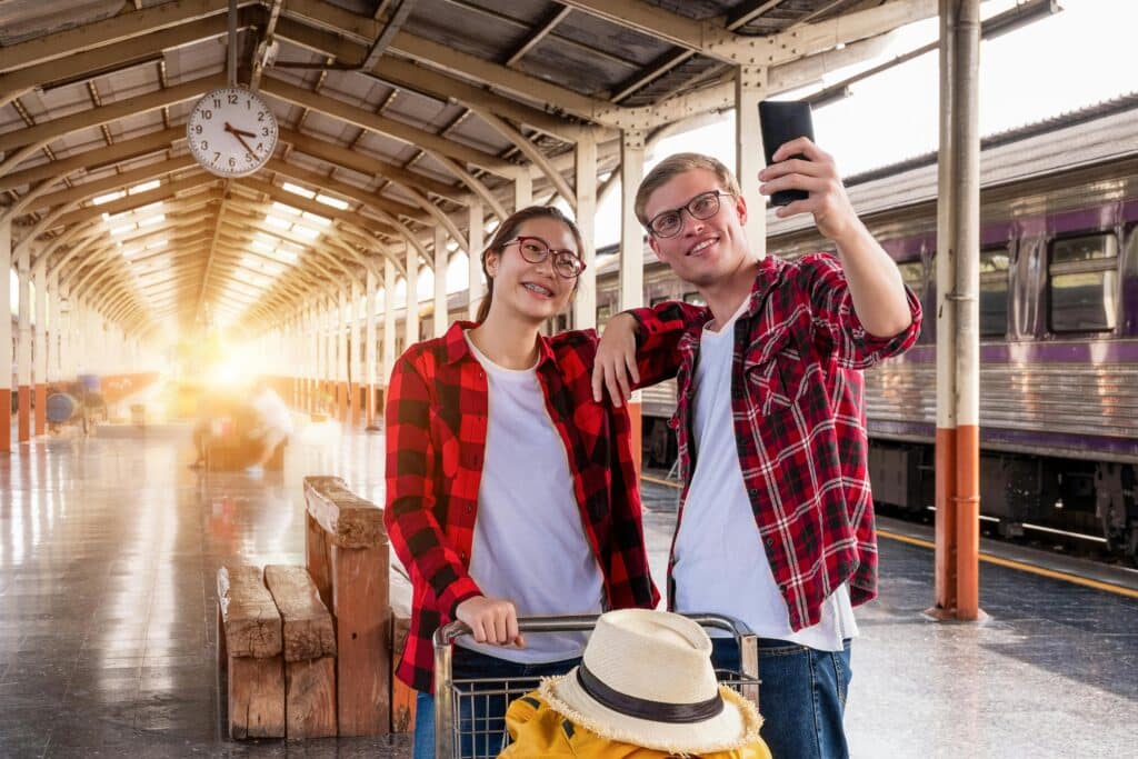 pexels-veerasak piyawatanakul- femme et homme prenant un selfie - Comment voyager à petit prix quand on est étudiant ? .jpg