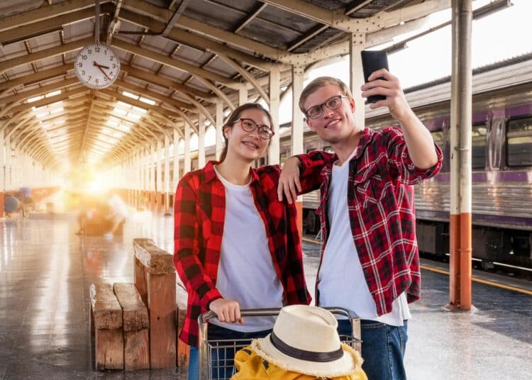 pexels-veerasak piyawatanakul- femme et homme prenant un selfie - Comment voyager à petit prix quand on est étudiant ? .jpg