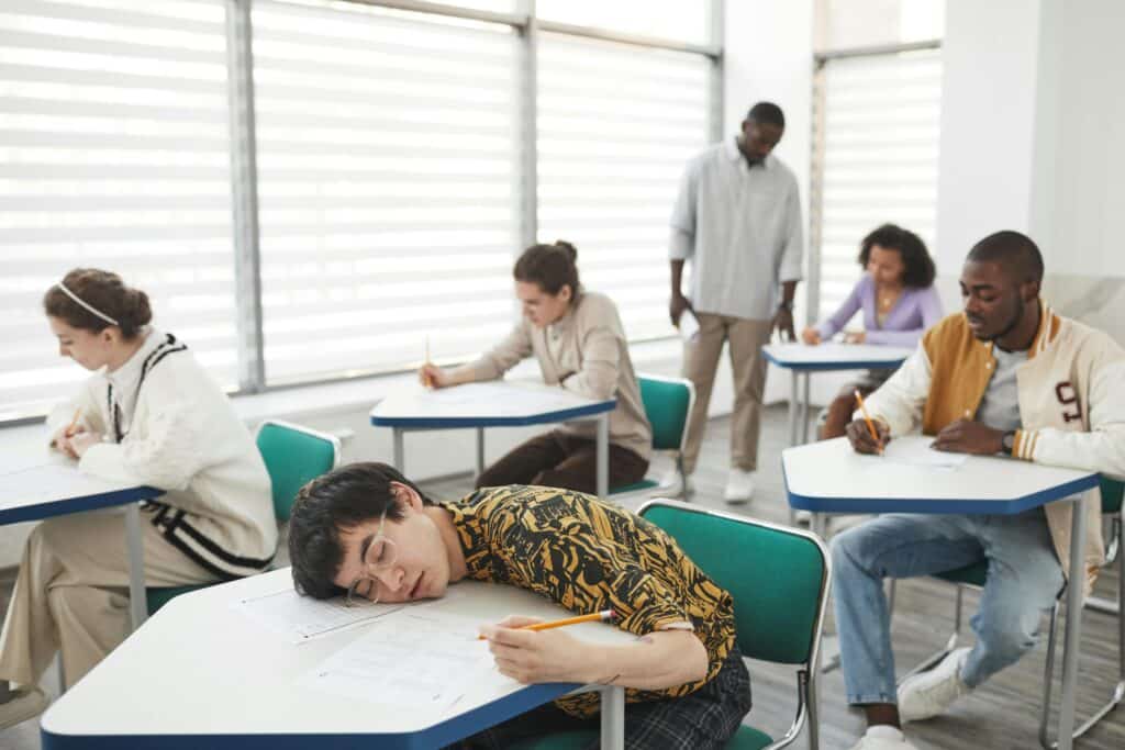 Pexels-Andy-barbour-étudiant endormi en classe - Pourquoi ne pas négliger son sommeil quand on est étudiant ?