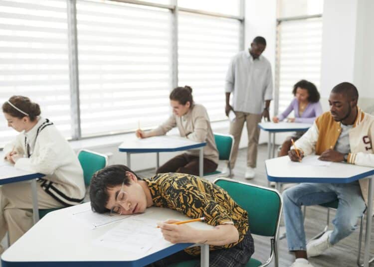 Pexels-Andy-barbour-étudiant endormi en classe - Pourquoi ne pas négliger son sommeil quand on est étudiant ?