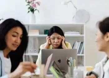 Pexels-Kaboompics-Trois femmes mais une essaye de se concentrer - TDAH ? Pas de stress, voici nos astuces simples pour réussir tes études