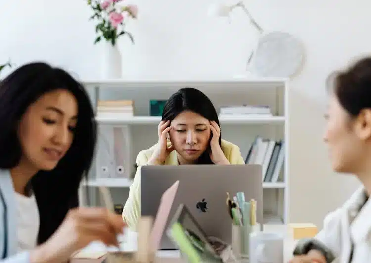 Pexels-Kaboompics-Trois femmes mais une essaye de se concentrer - TDAH ? Pas de stress, voici nos astuces simples pour réussir tes études