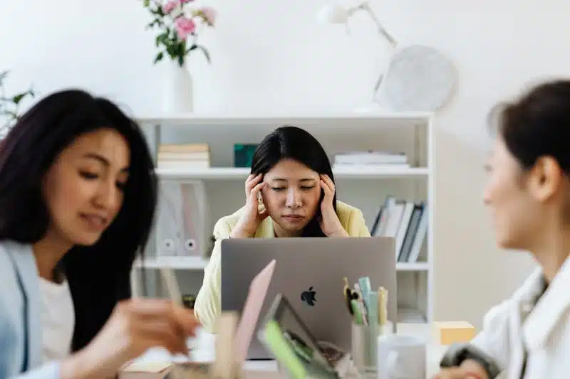 Pexels-Kaboompics-Trois femmes mais une essaye de se concentrer - TDAH ? Pas de stress, voici nos astuces simples pour réussir tes études