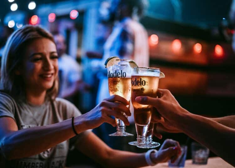 Unsplash-josh-olalde-amis-qui-trinquent-La guindaille et les études un bon mélange ?