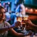 Unsplash-josh-olalde-amis-qui-trinquent-La guindaille et les études un bon mélange ?