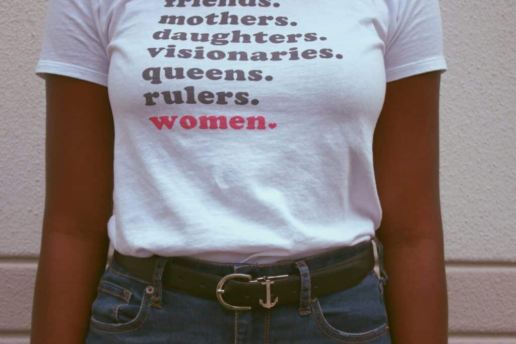 pexels-chelsi-peter-femme-avec-un-tshirt-feministe-LUCLouvain-mets-les-femmes-a-l' honneur-le-temps-dune-semaine-