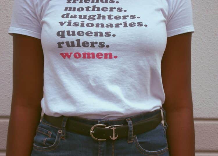 pexels-chelsi-peter-femme-avec-un-tshirt-feministe-LUCLouvain-mets-les-femmes-a-l' honneur-le-temps-dune-semaine-