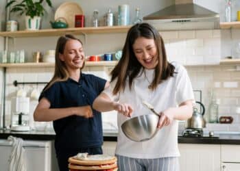 pexels-cottonbro- deux étudiantes qui cuisinent -.5 desserts faciles pour ton année d’étudiantjpg