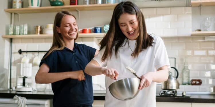 pexels-cottonbro- deux étudiantes qui cuisinent -.5 desserts faciles pour ton année d’étudiantjpg