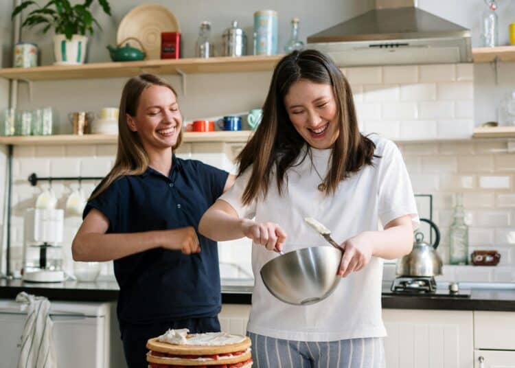 pexels-cottonbro- deux étudiantes qui cuisinent -.5 desserts faciles pour ton année d’étudiantjpg