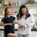 pexels-cottonbro- deux étudiantes qui cuisinent -.5 desserts faciles pour ton année d’étudiantjpg
