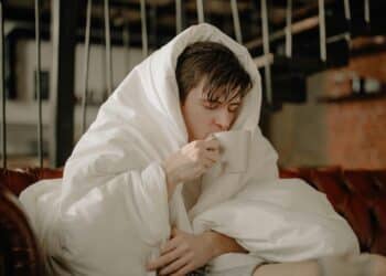 pexels-cottonbro-étudiant malade dans sa couette-6 astuces pour bien se soigner d’un rhume