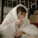 pexels-cottonbro-étudiant malade dans sa couette-6 astuces pour bien se soigner d’un rhume