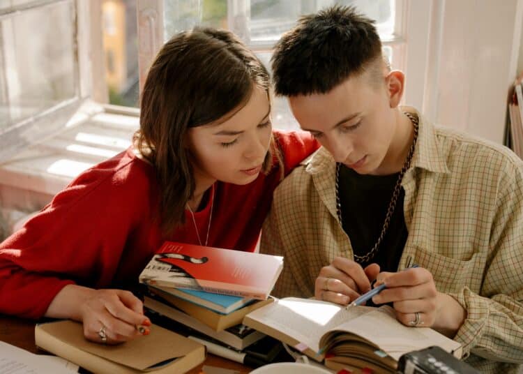 pexels-cottonbro-étudiant qui se draguent ensemble-7 phrases d’accroche pour conquérir ton:ta crush