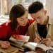 pexels-cottonbro-étudiant qui se draguent ensemble-7 phrases d’accroche pour conquérir ton:ta crush