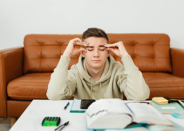 pexels-karolina grabowska-garçon qui essaie de se souvenir - Pourquoi travailler sa mémoire lorsque l'on est en études supérieures ?