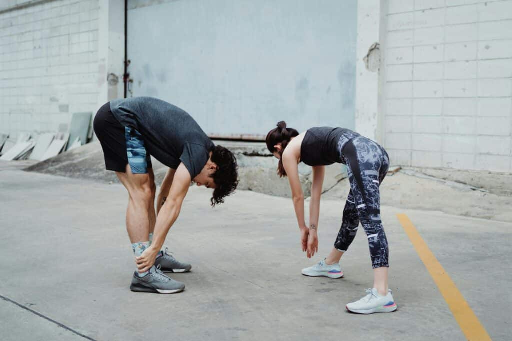 pexels-ketut-subiyanto-deux jeunes qui s'étirent ensemble-7 astuces pour motiver ton:ta pote à faire du sport avec toi