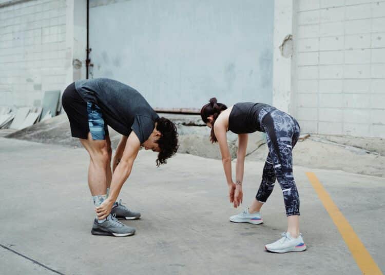 pexels-ketut-subiyanto-deux jeunes qui s'étirent ensemble-7 astuces pour motiver ton:ta pote à faire du sport avec toi