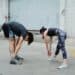 pexels-ketut-subiyanto-deux jeunes qui s'étirent ensemble-7 astuces pour motiver ton:ta pote à faire du sport avec toi