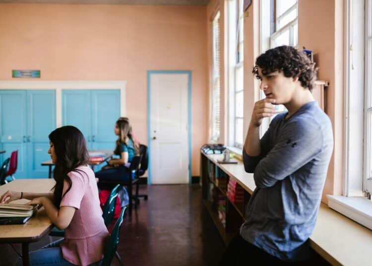 pexels-rdne-étudiant qui regarde d'autres étudiants en auditoire-8 techniques d’approche pour aborder ton:ta crush d’auditoire