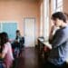 pexels-rdne-étudiant qui regarde d'autres étudiants en auditoire-8 techniques d’approche pour aborder ton:ta crush d’auditoire