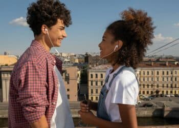 pexels-ron-lach-deux étudiant qui se regardent et quiécoutent de la musique ensemble pendant un date-6 sujets de discussion à aborder en date