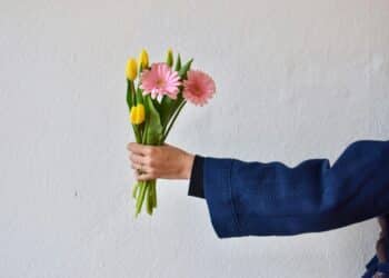 pexels-skylar-kang-étudiant qui tiens un bouquet de fleur-Top 8 des cadeaux à faire à ton:ta crush