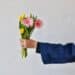 pexels-skylar-kang-étudiant qui tiens un bouquet de fleur-Top 8 des cadeaux à faire à ton:ta crush