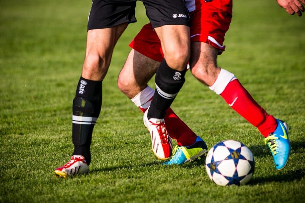 pixabay-philipkofler-amis-qui-jouent-au-foot-la-coupe-du-mons-cest-quoi-