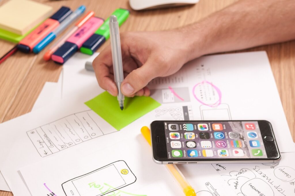 pixabay - ux conception - table avec pc et papier pour organisation - 5 astuces pour suivre le programme que tu t’es fixé