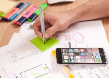 pixabay - ux conception - table avec pc et papier pour organisation - 5 astuces pour suivre le programme que tu t’es fixé