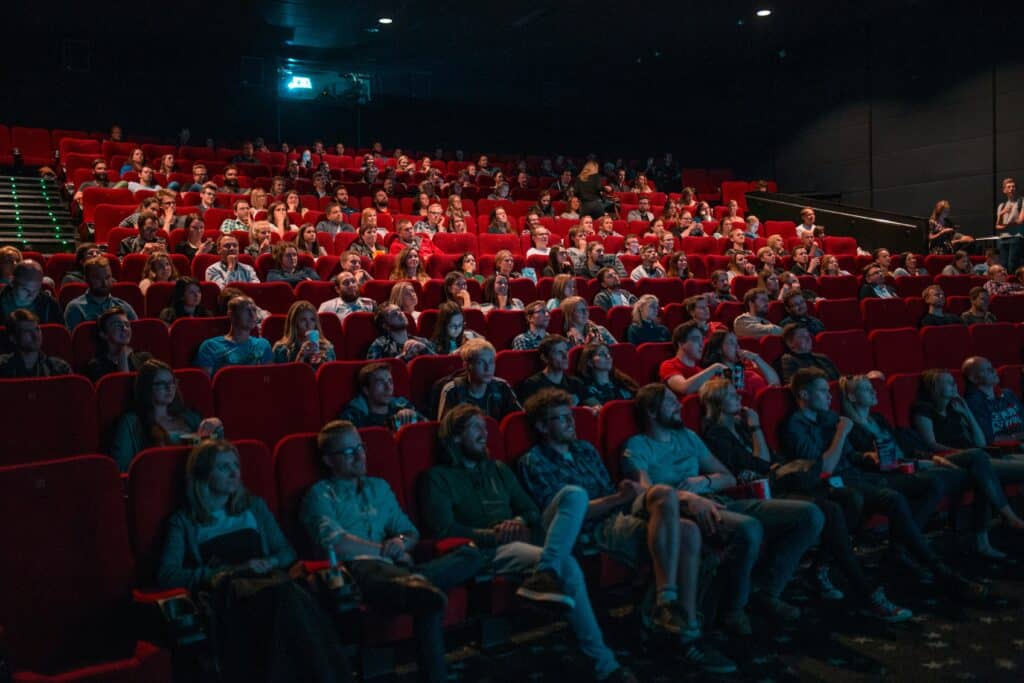 unsplash-krists-luhaers-personnes-au-cinema-Decouvre-le-Love-International-Film-Festival-a-Mons-
