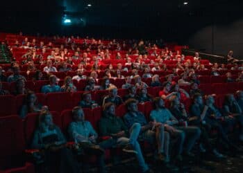 unsplash-krists-luhaers-personnes-au-cinema-Decouvre-le-Love-International-Film-Festival-a-Mons-